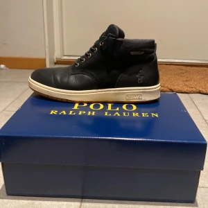 Svarta vinterskor från Polo Ralph Lauren - Riktigt snygga Ralph Lauren skor prefekt till vintern i storlek 42. Jag har inte använt dem mycket så dem är i mycket bra skick. Tveka inte att kontakta mig vid eventuella frågor!