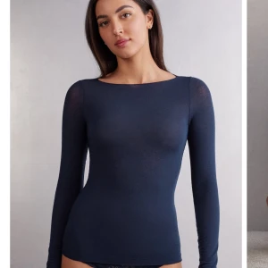 Mörkblå långärmad topp - Snygg och stilren mörkblå långärmad topp från intimissimi med en tight passform. 
