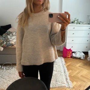 Beige stickad tröja - Jätte fin beige stickad tröja från ginatricot i storlek S! Nyskick 