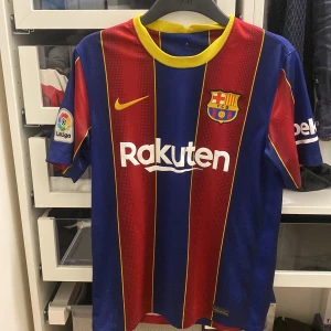 FC Barcelona fotbollströja köpt från Camp Nou - Säljer en FC Barcelona fotbollströja officiellt från Camp Nou. Tröjan är i gott skick och är i storlek S. En riktig pärla!