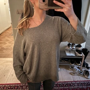 Grön stickad tröja - Super skön och mysig grå/grön stickad tröja. Finns ingen lapp vad storleken är men skulle säga att det passar storlekarna XS-L. Blir oversized om man har en mindre storlek men då kan man styla den och ha off shoulder. Mycket bra skick. Säljer då den inte kommer till användning. 
