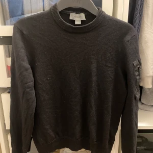 Svart tröja från Snoot - Säljer en stilren svart tröja från Snoot. Tröjan har en rund halsringning och långa ärmar. Perfekt för en minimalistisk look. Tröjan är i mycket bra skick.(Det står storlek L på tröjan men den sitter som en XS) 