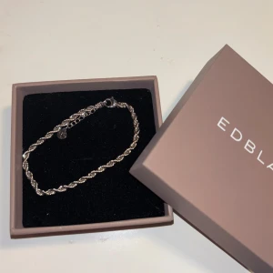 Edblad armband - Oanvänt armband från Edblad i silver, fint skick! Asken medföljer. 