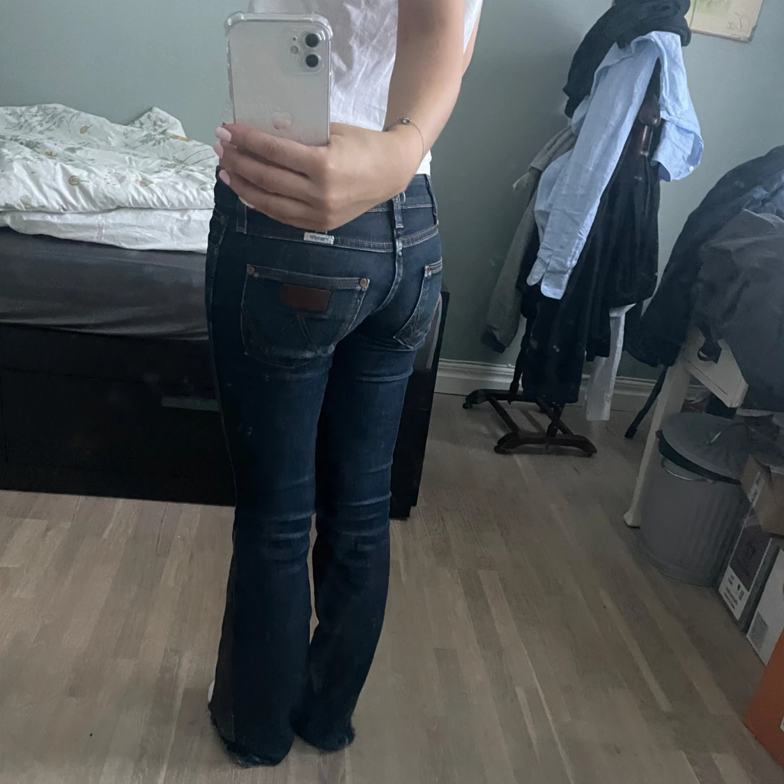 Mörkblåa bootcut jeans från Wrangler - 90