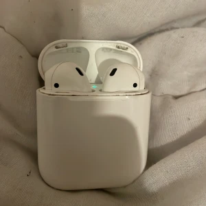  - Nya har bara används i en månad och helt äkta.Jag fick dem present och funkar jätte bra och jag vill sälja dem för jag har en annan och volymen är jätte bra och säljer dem för 209kr och batteri funkar och bra storlek att ha den i fickan och de Äkta