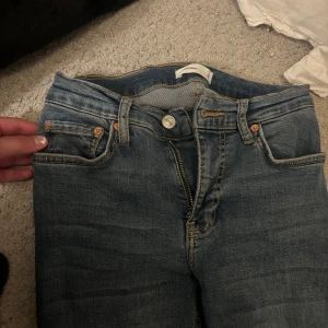 Jeans  - Jätte fina mörkblå jeans från Gina 🩵 nästan aldrig använd max 3 gånger  Jeans är av den kortare varianten på mig som är 159 passar dom jätte bra 🩵🩵 skriv för bättre bild 