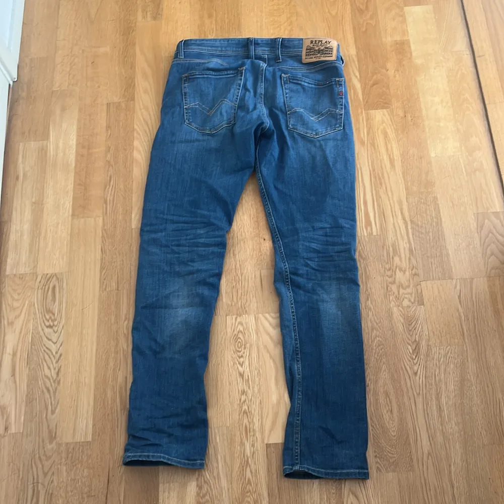 REPLAY jeans knappt använda Straight fit  Waist: 29 Lenght: 32  Passar bra på mig som är 175. Jeans & Byxor.