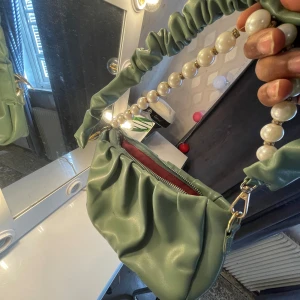 Väska  - Fin liten viska som är i bra skick som säljs billigt 