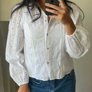 Vit skjorta med hålbroderier - Fin skjorta med hålbroderier från Zara endast använd en gång 