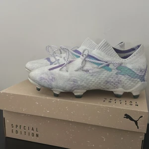 Limited Edition Puma Fotbollsskor - Provar sälja dessa skitsnygga fotbollskorna. Limited Edition och använda en gång. Säljer för att dom inte passar min fotform. Som sagt använda en gång på konstgräs, har därför blivit svarta där fram och lite på dobbarna. Priset går att diskutera☺️