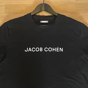 JACOB COHËN TSHIRT - Säljer denna Jacob Cohen tishan eftersom den var för stor för mig. Tröjan är inköpt som ny för ungefär två månader sen. Storleken är M. Digitalt CERTILOGO äkthetsbevis finns om det önskas. Mvh Max_sellout 