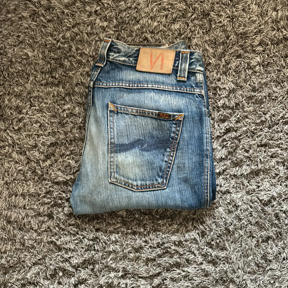 Säljer dessa Nudie jeans med slitningar. Storlek W30 L34. Skicket är 10/10 inga defekter. Kontakta för mer information!. Jeans & Byxor.