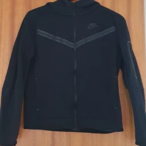 Nike tech  - Stl 147 - 158 orginal pris 950 Säljs för att den blev för liten. Priset är inte hugget i sten. 