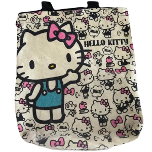 Hello Kitty väska🤍 - Använd många gånger men annars Inge fel🤍