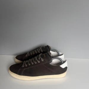 Saint Laurent skor - Säljer ett par sjukt feta saint Laurent skor i storlek 42, cond 9/10 mockan i perfekt skick! Tillkommer endast skor!