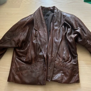 Läderjacka brun - Brun läderjacka, knappt använd, jättebra skick 