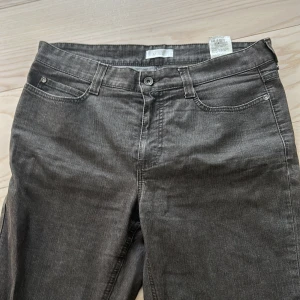 Midrise jeans  - Midrise svarta jeans med paljetter på fickorna, använda ca 2 gånger 