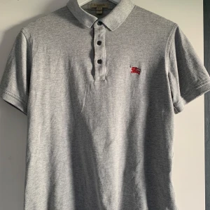 Burberry piké  - En skön Burberry piké i perfekt skick. Nypris 2500kr. Skickar samma dag!