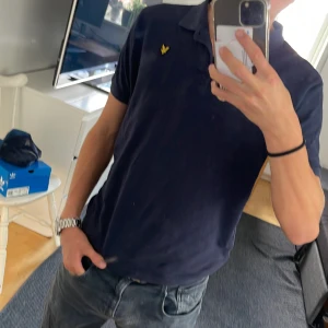 Lyle & Scott piké - Säljer nu denna riktigt snygga Lyle & Scott piké till ett riktigt bra pris! Den är i bra skick och storlek 14-15 år Skriv vid 