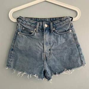 Jeanshorts - De perfekta jeansshortsen! High waisted🫰Storlek 24 i midjan. Skriv till mig för mer exakta mått!💕