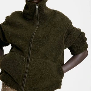 Grön pile jacka  - Säljer även denna gröna pilee jackan i storlek xs då den är för liten, från hm. Helt ny med prislapp på.    (Har köpt både xs och s men båda var för små därför två annonser här)