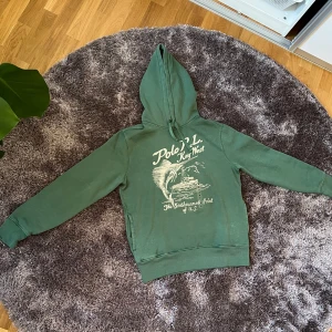 Polo Ralph lauren hoodie - Säljer nu denna högt eftertraktade hoodien från Polo Ralph Lauren.  Skicket är 10/10, helt oanvänd med tags kvar.  Storlek M   Priser kan ändras vid snabb affär. Bara att höra av sig med frågor eller funderingar!  