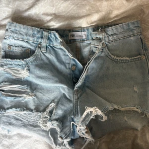 Jeans shorts  - Säljer dessa populära jeans shorts från Zara då de tyvärr blivit försmå💗 Nyskick!