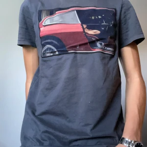 limitato t shirt - Fin t-shirt förutom att den har tyvärr två små hål och att den är lite smått solblekt men detta syns knappst. Hör av er om ni har några frågor!