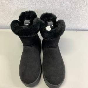 Säljer ett par snygga svarta vinterboots med mjuk päls runt kanten. Perfekta för kalla dagar när du vill hålla fötterna varma och stiliga. De har en enkel design utan snörning, vilket gör dem lätta att ta på och av. Passar perfekt till både vardag och lite finare tillfällen.