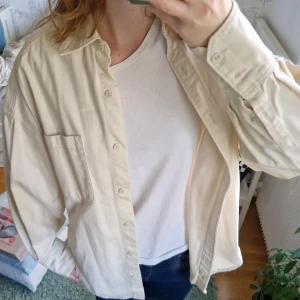 Oversized skjorta - Oversized, beige skjorta från /STAY. Snygg för sig själv och till layering!✨Så gott som oanvänd! Skriv om frågor finns 🌸🌸