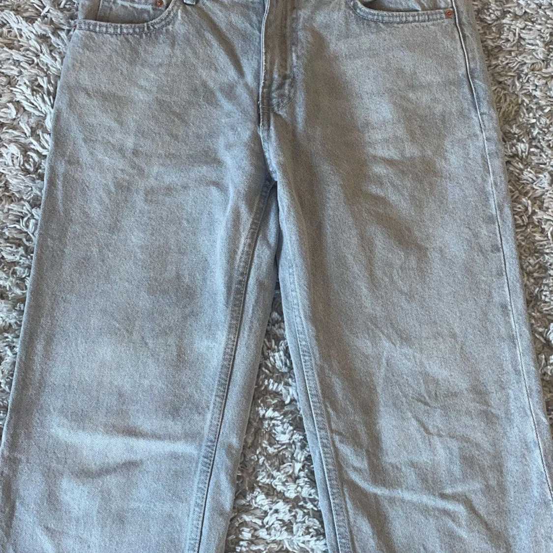 gråa jeans 