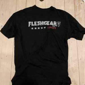 Sällsynt Fleshgear tshirt. Storlek XL passar mer som L. Fråga gärna om fler bilder eller mått. 