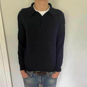 Pauw Kashmir tröja  - Jättefin 100% Kashmir tröja från Pauw i top skick. Modellen på bilden är 180cm. Skriv vid fler frågor eller funderingar!