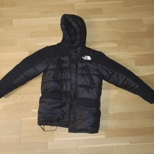North face himalayan  - Fet north face jacka perfekt till vimtern. Fick i present förra året. Inte så använd men lite slitsge på ett av fästena. Ny pris ca 2700+ mitt pris:1750 ej hugget i sten!