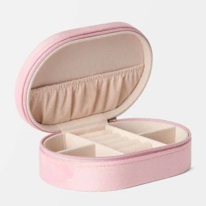 Rosa smyckeskrin med dragkedja från Åhléns Home - Säljer ett supergulligt rosa smyckeskrin från Åhléns Home. Det har en praktisk dragkedja och flera fack för att organisera dina smycken. Perfekt för att hålla ordning på dina favoritsmycken hemma eller när du reser. 💖Köpt för 299kr