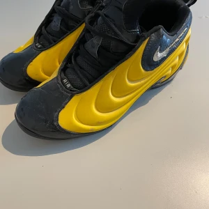 Retro nike air skor.  - En av dem första nike air modellerna som släpptes av nike. Använda några gånger men har mest legat i hyllan dem senaste åren. Mycket bra skicka och bra kvalite 