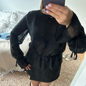 Mesh blus - Mesh topp med rosetter på armarna 👌 super fin