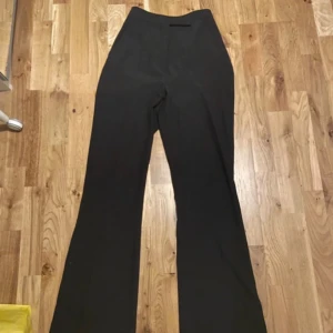 Svarta kostymbyxor 🖤 - Stilrena svarta kostymbyxor! Storlek M. Lite små i storleken, skulle jag säga.