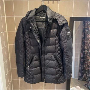 ROCK AND BLUE JACKA! - Säljer min rock and blue vinterjacka, storlek xs/s. Är 164 och den går över rumpan! Tillkommer en svart päls med.(pälsen är ej äkta)