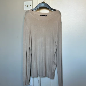 Finstickad beige tröja  - Storlek M, har bara haft på mig den runt 2 gånger köpte den nyligen men var inte så nöjd med den