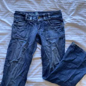 Behöver tyvärr sälja ett av mina par favvo jeans pga att dom nu e för små. Dom har väldigt låg midja är bootcut o köpte secondhand. De är storlek 38 men skulle nog mer säga att dom passar strl 36. Till referens är jag 169cm o de går ända ner till min häl💗