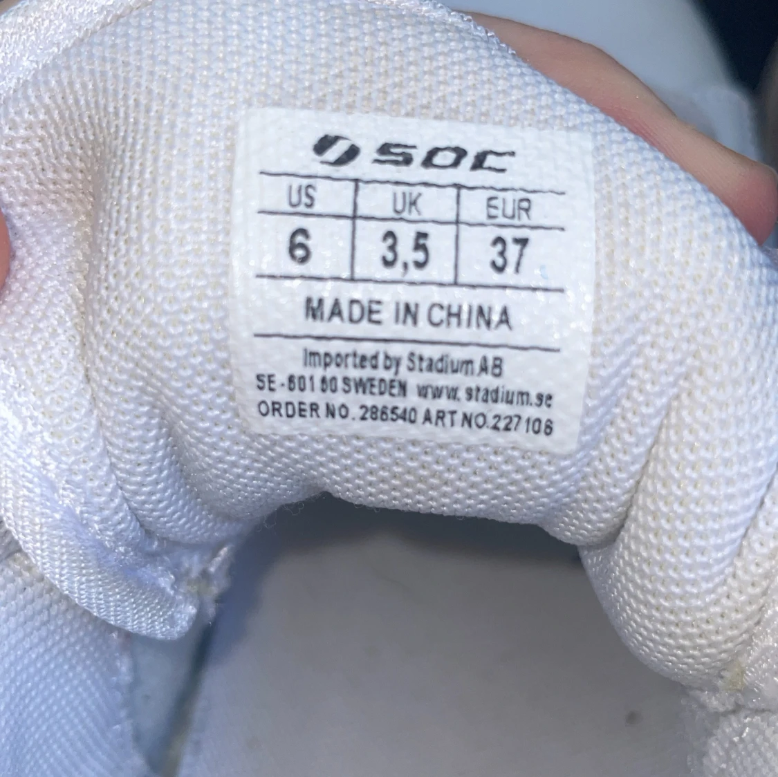 Ett par vita sneakers  - 93