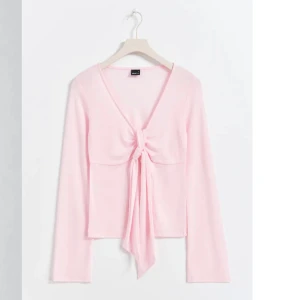 Tröja med knyte - Säljer min super fina rosa tröja med knyt från Gina tricot. Jätte bra skick eftersom jag bara använt den några få gånger. Storlek xs