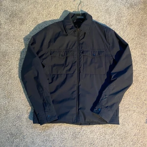 Overshirt jacka - Säljer en overshirt liknande jacka från Zara i storlek M.  Tunnare vattentålig jacka, perfekt till nu hösten. Riktigt snygg jacka som passar till det mesta Passar dig mellan 170-180 Inga defekter utan är i nyskick