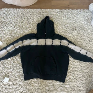 Super cool hoodie✨ - Säljer denna assss coola hoodien med tie dye detaljer ifrån weekday🤍🖤