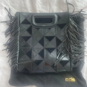 Cool Maje väska  - Säljer denna unika Maje väska som knappt är andvänd. Har kvar dustbag men har tappat bort banden. Köpt för 3300 och priset kan diskuteras🤗🤗🤗