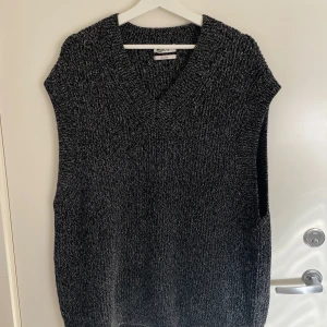 Stickad väst - En mörkgrå stickad väst från COS, den är rätt oversized, storleken som står på är M men jag skulle säga att den är mer som en L/XL i kvinnliga storlekar. 61% bomull 39% ull