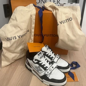 Louis Vuitton Velcro Strap Trainers - Otroligt fint skick, ALL OG, kvitto, box, dustbag osv, tveka inte att höra av er vid intresse!!