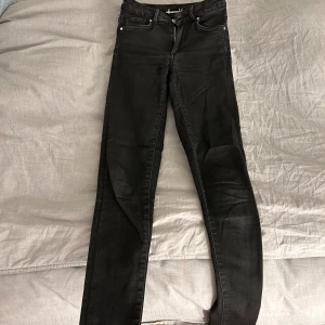 Svarta smala jeans - Svarta jeans som är smala vid benen. Är använd 3 gånger och är i mycket god skick. Storleken är XS.