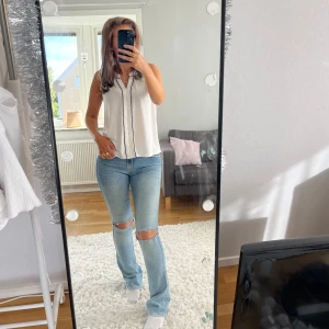 Vit blus - Såå fin och skön blus med marin blå detalj💗💗Gratis frakt tom 22 september! 